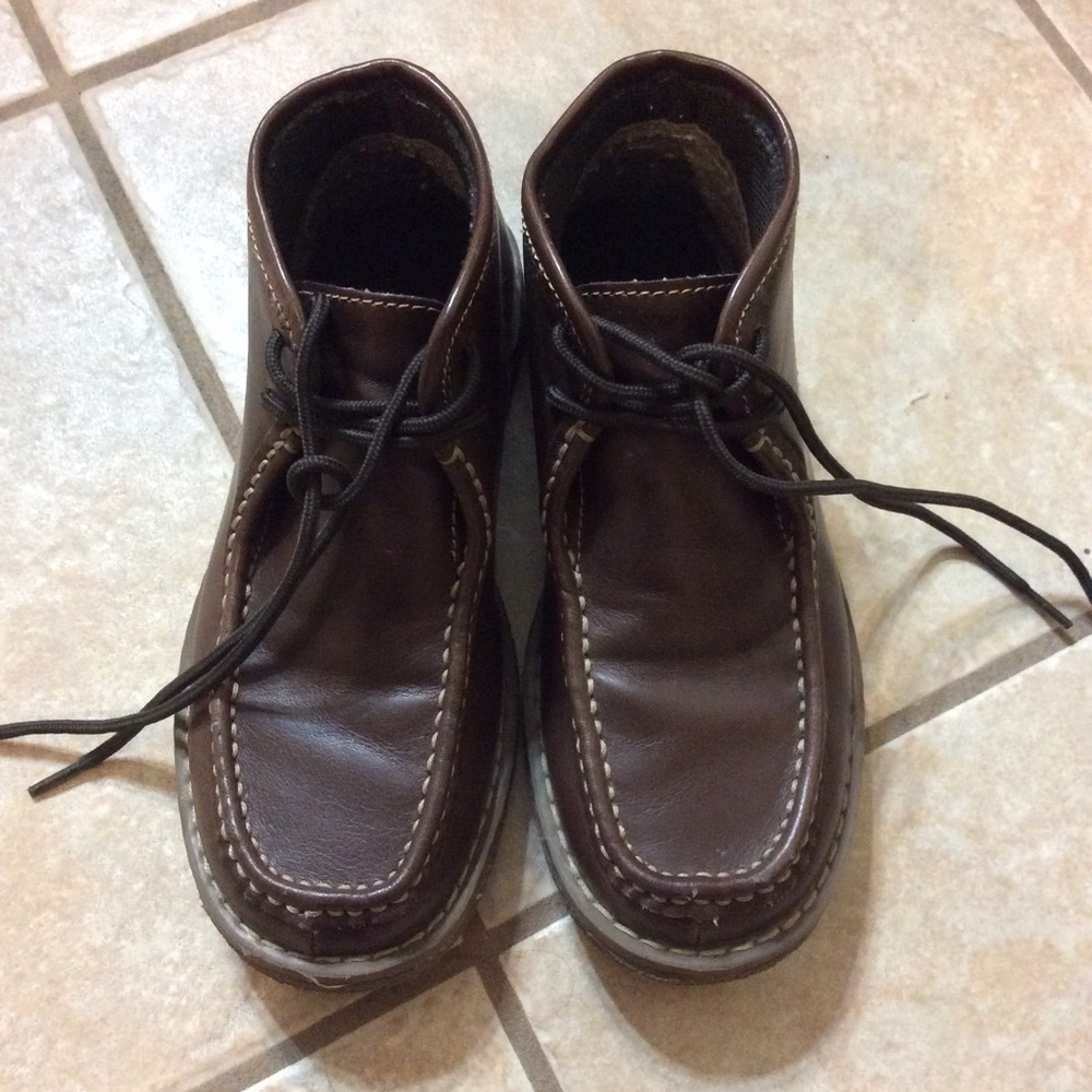 High cut brown leather lace-up boots for boys